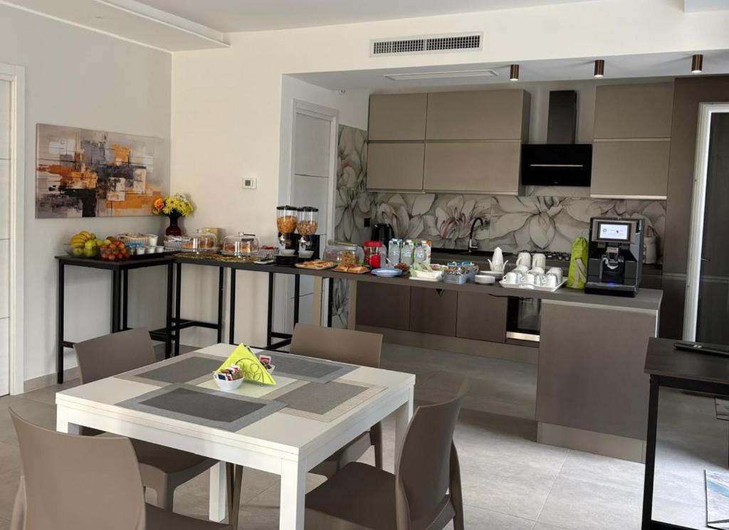 Sala comune con angolo colazione