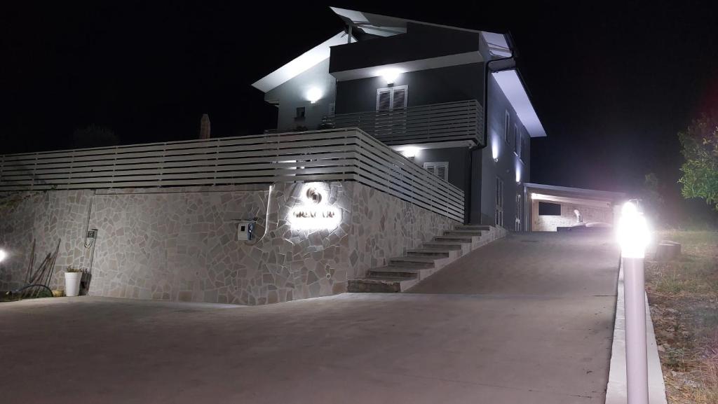 Ingresso di Grancara House, di sera