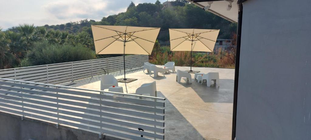 Terrazza con lounge e ombrelloni