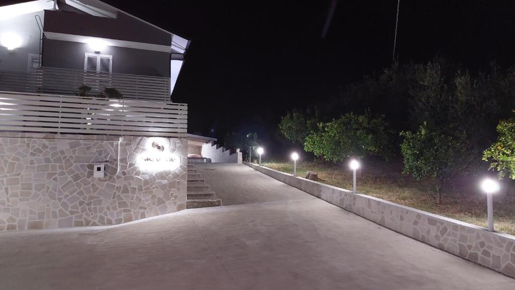 Il vialetto d'ingresso, di sera